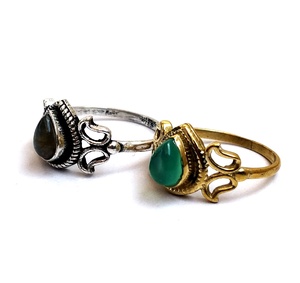 Pequeño anillo de piedra bohemio hecho a mano en oro, plata o latón para chicas adolescentes Anillo de piedras preciosas con ajuste de bisel - Product Image 3