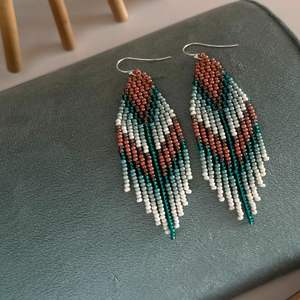 Pendientes de cuentas de semillas de cristal tejidos a mano con acabado de lujo, joyería de estilo bohemio con borla larga para mujer - Product Image 4