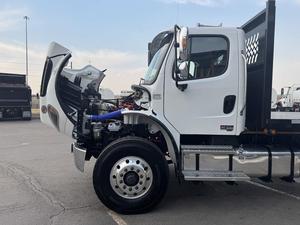 Super Oferta: Camión Usado Freightliner M2 2022 con Eje Tándem, Plataforma Plana de 24 pies, 360HP, Transmisión Automática Allison RDS de 6 Velocidades, Listo para Enviar - Product Image 2
