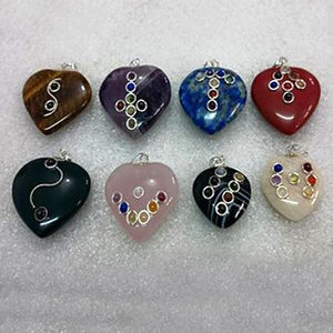 Pendentif en pierre de sept chakras en forme de coeur bijoux en pierres précieuses en gros en ligne - Product Image 1