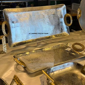 Bandeja de servicio chapada en oro de metal de aluminio rectangular con mango redondo textura martillada hecha a mano par de lujo de 2 - Product Image 1