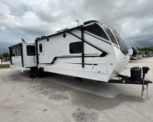 Remolque de Viaje Estándar Keystones C-o-l-e-m-a-n 13R USADO 2023 2024 para Acampar en Familia - Product Image 1