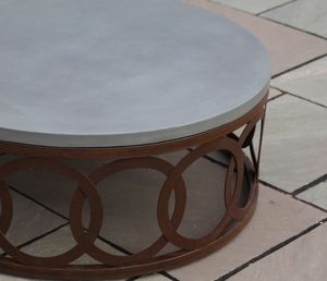 Table ronde d'extérieur Kiara en bois de teck massif avec une finition marron brillant. - Product Image 2
