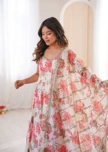 Robe Anarkali classique de conception traditionnelle pour les mariages et les fêtes, disponible aux meilleurs prix en provenance d'Inde - Product Image 4