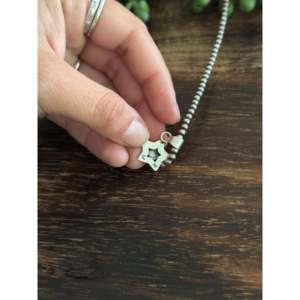 Colgante Navajo Hecho a Mano con Bisel de Concha de Ostra Espinosa Morada en Plata de Ley, Tecnología Única de Incrustación en Bisel - Product Image 4