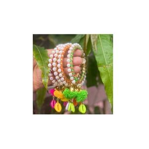 Atractivo Brazalete de Hilo de Seda con Flores Gota para Mujer, Hermoso Brazalete con Trabajo de Moti Blanco para Bodas, Recuerdos de Fiesta - Product Image 1