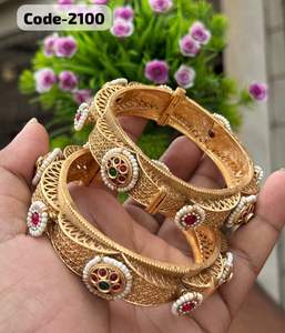 Bracelets attrayants en laiton Rajwadi avec des motifs traditionnels lourds Embellissements en pierres multiples Idéal pour les mariages ethniques - Product Image 1