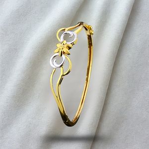 Bracelet élégant plaqué or à motif floral pour femmes avec détails bicolores, bijoux de mode légers et élégants - Product Image 1