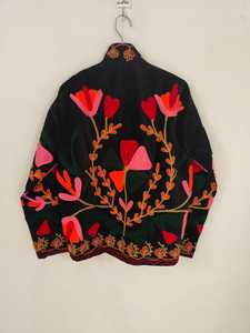 เสื้อแจ็คเก็ตกำมะหยี่ปักลายซูซานีสีดำ ลายดอกไม้สดใส เสื้อโค้ทศิลปะพื้นบ้านที่เป็นเอกลักษณ์ เสื้อคลุมสไตล์พื้นบ้านสีสันสดใส เสื้อแจ็คเก็ตปักลายซูซานีสีสันสดใส - Product Image 5
