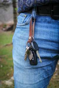 Llavero Personalizado de Cuero de Grano Completo con Estilo Vintage, Hecho a Mano, Duradero, con Iniciales Grabadas para Regalo Promocional - Product Image 4