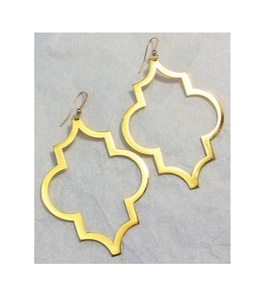 Boucles d'oreilles uniques en métal à motif floral avec détails artistiques et finition antique pour une touche féminine chic - Product Image 1