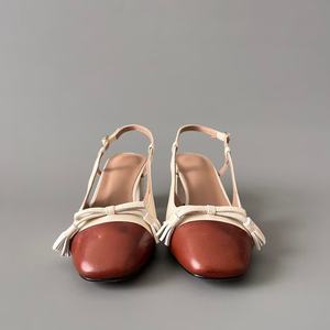 Escarpins de créateur pour femme à talons bas, bout rond, avec bride arrière, boucles, décorations métalliques, patchwork et nœud avant, style slingback, type sandales habillées - Product Image 4