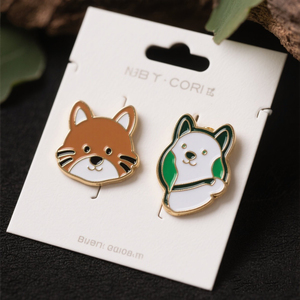 Pins de Solapa Planos Personalizados con Baño de Oro Magnético y Acabado de Esmalte Duro, Impresión de Logotipo Personalizado en Tipografía - Product Image 3