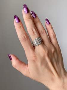 Bague de fiançailles vintage en or 14 carats avec diamant de laboratoire taille ronde East West à motif étagé à 3 couches, idéale pour mariage et cadeau de fête - Product Image 4