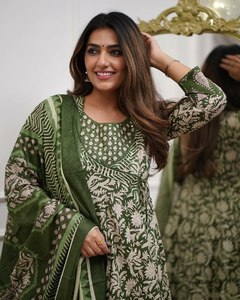 Pida ahora los juegos decorativos más hermosos con estampado de flores de algodón naranja pesado Kurti Salwar Dupatta con tallas grandes para adultos - Product Image 3