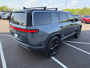 Neatly used 2023 electric SUV with all-wheel drive and long-range <b>battery</b> capacity. 7-seat interior panoramic roof - Product Image 3
