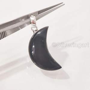 Colgante de Plata de Ley 925 con Piedra Preciosa de Ónice Negro Natural, Piedra de Nacimiento de Diciembre, Luna Creciente, Joyería Hecha a Mano - Product Image 4