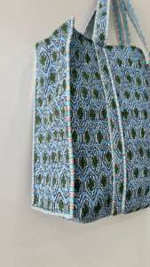 Sac fourre-tout bohème en coton matelassé, imprimé à la main, réversible, grand, bleu floral, écologique, fermeture ouverte, sac de shopping fait à la main - Product Image 3