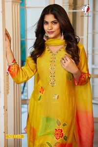 Ropa informal Dola Seda con estampado y trabajo manual Kurti Pant y Dupatta Mujer Moda Exportador mundial a la tarifa más baja - Product Image 4