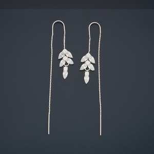 Pendientes de Pluma Chapados en Oro de 18K con Perla de Agua Dulce y Detalle de Diamante - Product Image 1