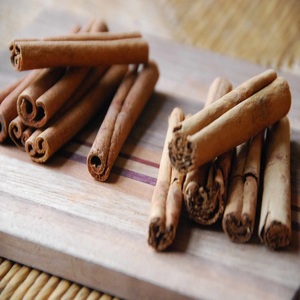 Canela de Casia de corteza entera secada por expertos y elaborada a partir de Casia cinnamomum natural ahora disponible en stock para una entrega rápida - Product Image 3