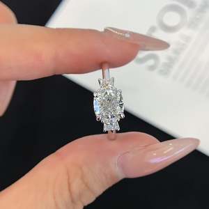 Bague à trois pierres en diamant de laboratoire certifié IGI 2,50 carats avec côtés taille princesse (D-E-F VVSVS) - Product Image 3