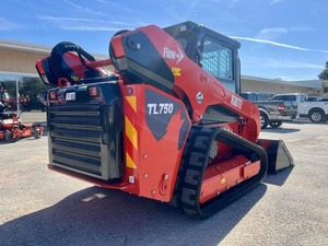 Chargeuse compacte sur chenilles Kubota SVL97-3 avec godet frontal, moteur diesel, équipement de construction jaune - Product Image 4