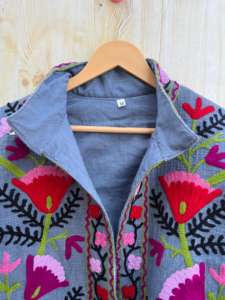 เสื้อแจ็คเก็ตสั้นสีน้ำเงินเข้มสไตล์วินเทจสำหรับผู้หญิง ทำด้วยมือจากผ้าซารีฝ้าย ตกแต่งด้วยงานปักแบบคันธา ลายปะติดปะต่อ ถักลายพิมพ์ แบบสองชั้น - Product Image 4