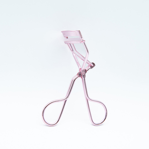 Rizador de pestañas clásico rosa con logotipo personalizado Paquete de herramientas de maquillaje de acero inoxidable con agarre cómodo de alta calidad incluido - Product Image 2