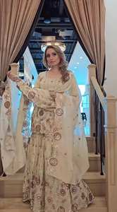 Lanzamiento del nuevo diseñador Party Wear Look Top Sharara Plazzo y Dupatta Detalle Top Fabric Heavy chinnon Material de seda - Product Image 3