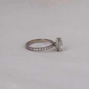 แหวนหมั้น14KT ชุบทองอย่างคลาสสิกสง่างามสร้างด้วยเพชรทรงวงรีเจียระไนเพชรขนาดเล็กการตั้งค่ากรอบรัศมีแบบซ่อน - Product Image 4