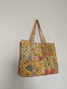 Grand sac fourre-tout matelassé en coton indien pour femme imprimé floral jaune fermeture ouverte doublure écologique en coton biologique pour le quotidien - Product Image 2