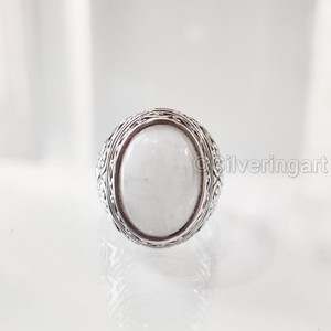 แหวนเงินแท้ 925 สำหรับผู้ชาย ขายส่ง แหวนพลอยมูนสโตนสีน้ำเงินธรรมชาติ ประกายไฟรุ้ง  หินประจำเดือนเกิดเดือนมิถุนายน เครื่องประดับสไตล์อาหรับตะวันออก - Product Image 4