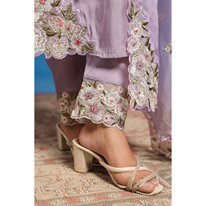 Conjunto de Kurta, Pantalón y Dupatta Lila para Mujer Falsafa Amira - Product Image 5