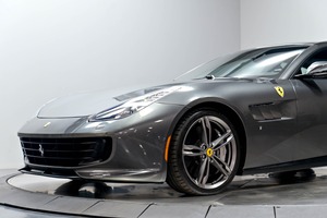 GTC4Lusso V12 2017, Transmisión Automática de 7 Velocidades, Tracción en las Cuatro Ruedas, Llantas Forjadas de 20 Pulgadas con Acabado Oscuro - Product Image 2