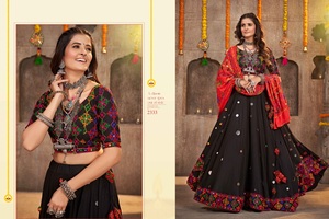 Collection exclusive Navratri de vêtements de festival Lehenga Choli disponible au prix de gros auprès d'un fournisseur indien - Product Image 3