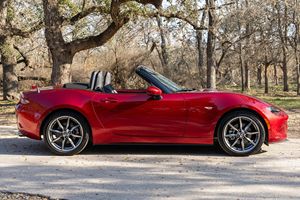 MX-5 Miata Grand Touring 2022, Bajo Kilometraje, Motor en Buen Estado, Transmisión, Techo Panorámico, Faros LED, Listo para Enviar - Product Image 3