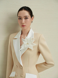 Costume pantalon blazer élégant pour femme, couleur nude et blanc |   Coton Poly Spandex |   OEM ODM Vietnam - Product Image 3