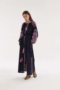 Robe brodée ukrainienne élégante et moderne de style unique Cadeau original pour femme Robe longue en lin incroyablement douce pour les vacances - Product Image 4