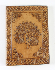 Journal en cuir vintage personnalisé avec couverture à motif en relief, carnet en papier recyclé fait à la main - Product Image 1