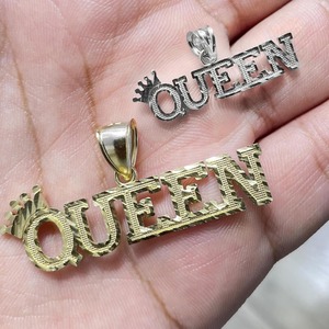 จี้มงกุฎควีนสคริปต์ทองคำ 10K สีเหลือง - ผิวสัมผัสแบบมีเท็กซ์เจอร์ - Product Image 6