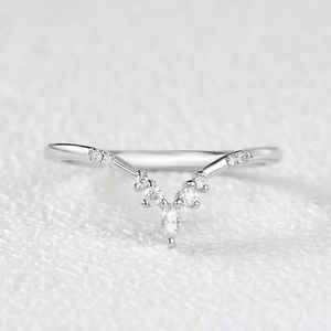 Bague Moissanite Marquise et Coupe Ronde Style Chevron - Product Image 1