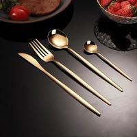 Ensemble de couverts en acier inoxydable doré, parfait pour améliorer l'esthétique de la cuisine et les présentations de table partout