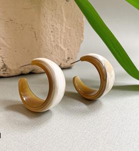 ต่างหูแบบหนีบทำมือจากเขาควายของ Faizacraft เป็นมิตรกับสิ่งแวดล้อม ดีไซน์คลาสสิกทรงเจ้าหญิง พร้อมลวดลายรูปปีก - Product Image 1