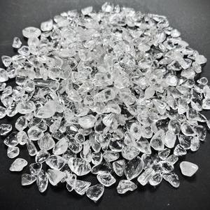 Quartz clair brésilien naturel de haute qualité 5mm-14mm puces pierre cristal pierre de guérison forme irrégulière Reiki pierres précieuses à vendre - Product Image 1