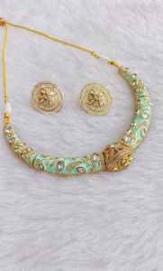 Ensemble de collier Royal Gulab Meenakari Heritage Regal Artistry orné de pierres Kundan taillées en miroir pour les mariages, les fêtes et les fiançailles - Product Image 5