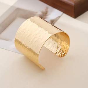 Bracelets en laiton de forme ronde, faits à la main, durables, bijoux de mode modernes pour femmes, bracelet en or de haute qualité - Product Image 1