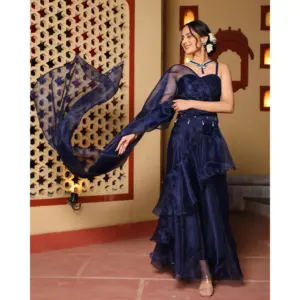 Sari bleu élégant pré-plissé, silhouette à volants, avec broderie lourde de sequins, chemisier, tenue de soirée indienne glamour. Pour femmes - Product Image 3