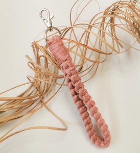 Llavero de macramé bohemio personalizado, accesorio de acero inoxidable tejido a mano, seguro para bodas o baby showers - Product Image 4