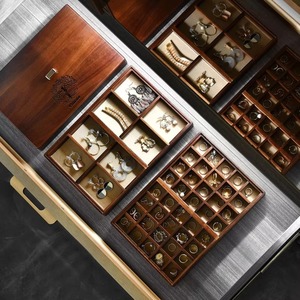 Boîte à bijoux en bois avec support décoratif moderne au design de colonne parfait pour la vanité de chambre à coucher de bureau à domicile et une utilisation polyvalente - Product Image 5